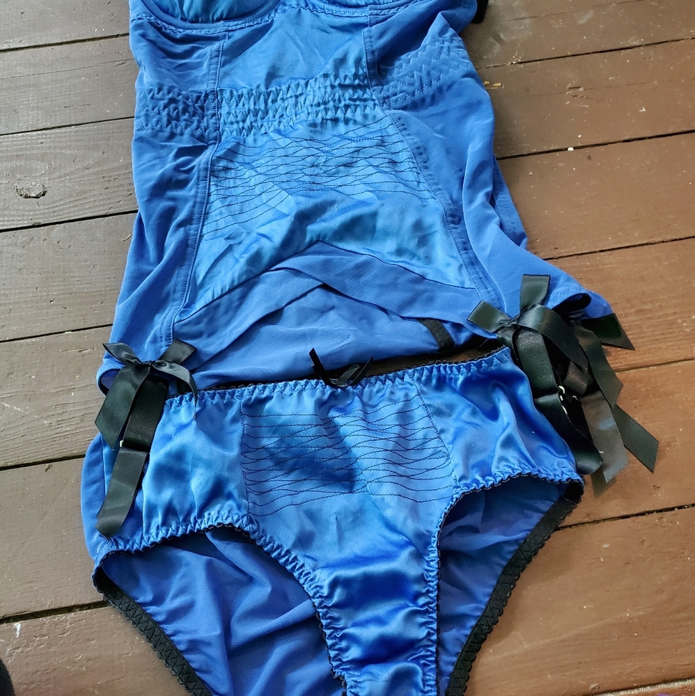 Kiss me deadly lingerie set 34DD / medium